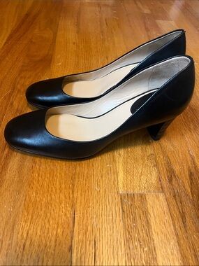 Cole Haan Air Nike Black Leather Rounded Toe Pumps Size 7B
